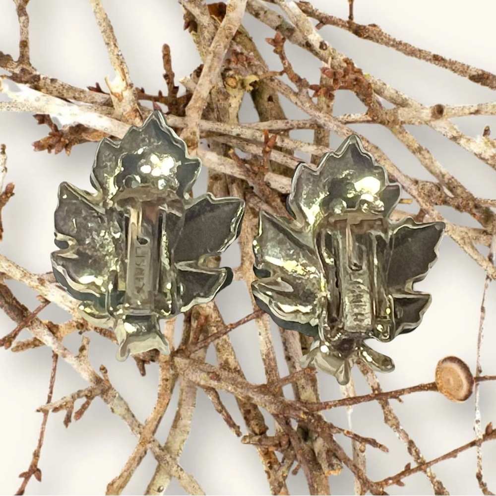 Lisner Thermoset Lucite Oak Leaf Earclips in Goldtone Metal 1”. - Picture 3 of 4